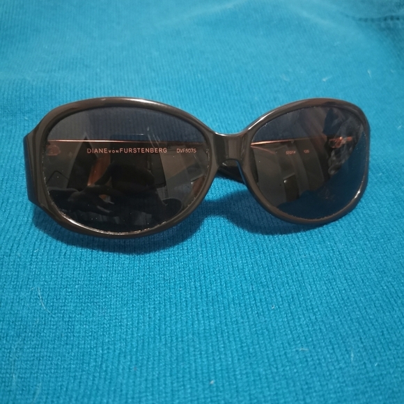 Dvf  tinted prescription glasses - Picture 5 of 6